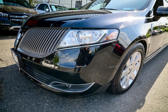 Used 2016 Lincoln MKT AWD image 9