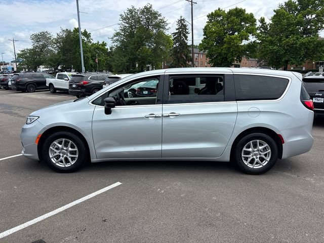 Used 2024 Chrysler Pacifica Touring-L FWD image 3