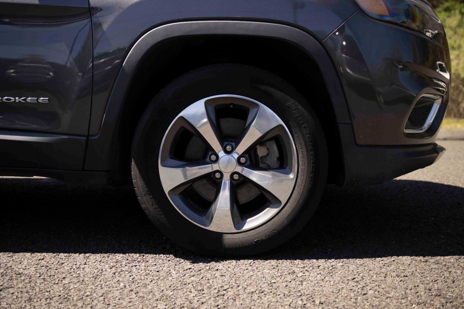 Used 2020 Jeep Cherokee Limited AWD/4WD image 28