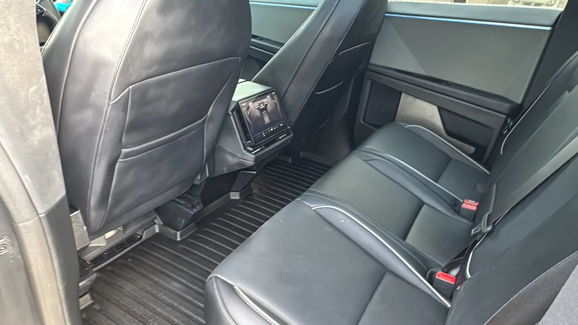 Used 2024 Tesla Cybertruck AWD Crew Cab image 21