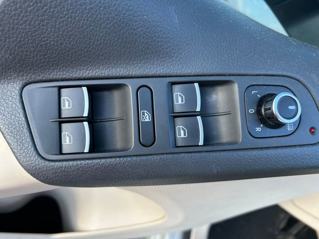 Used 2012 Volkswagen Tiguan SE FWD image 17