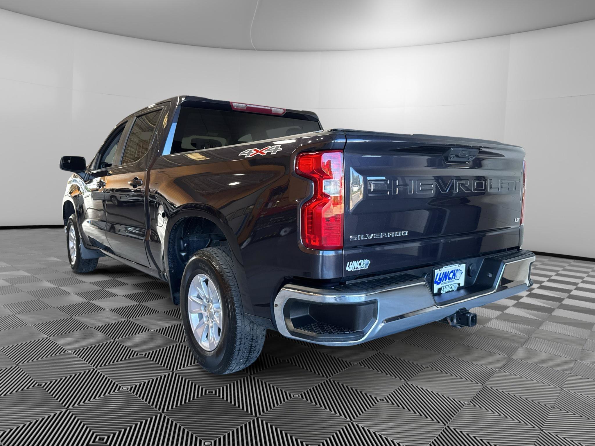 Used 2023 Chevrolet Silverado 1500 LT AWD/4WD image 3