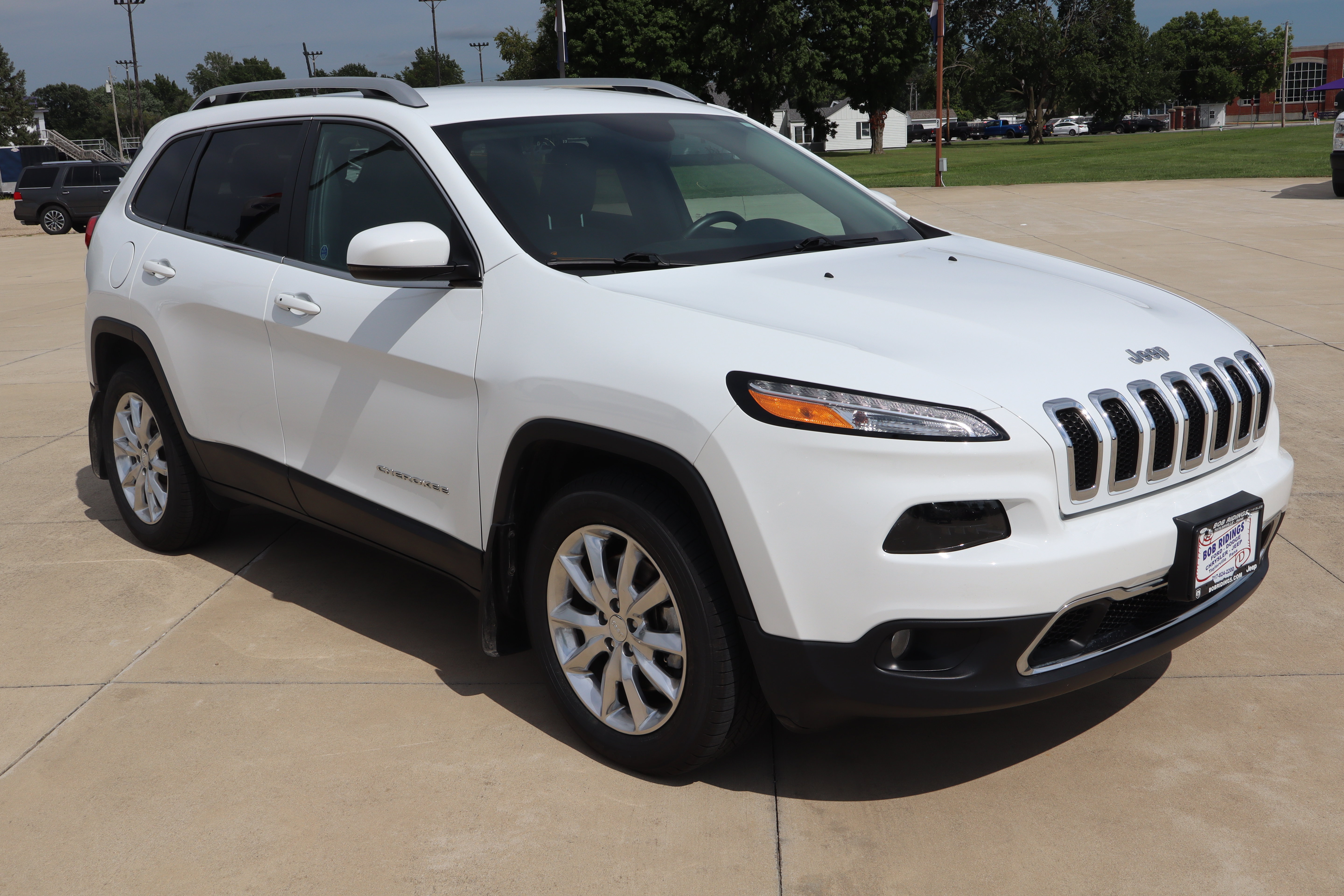 Used 2017 Jeep Cherokee Limited w/ Luxury Group AWD/4WD image 3