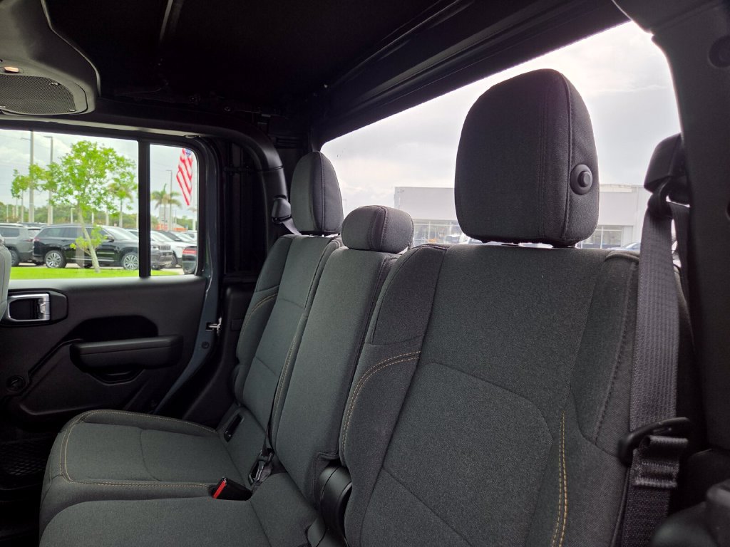 Used 2024 Jeep Gladiator Sport AWD/4WD image 21