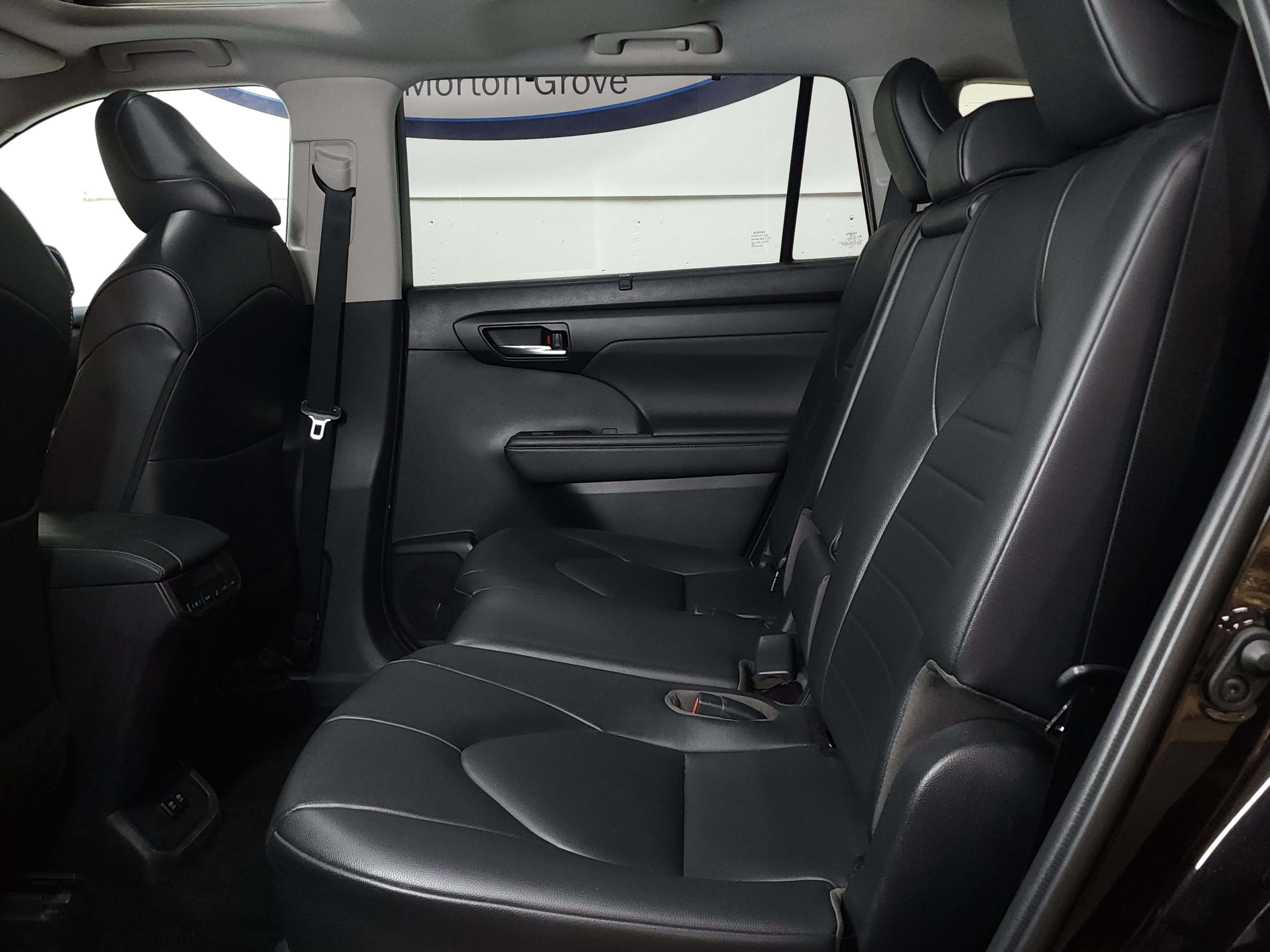 Used 2020 Toyota Highlander XLE AWD/4WD image 17