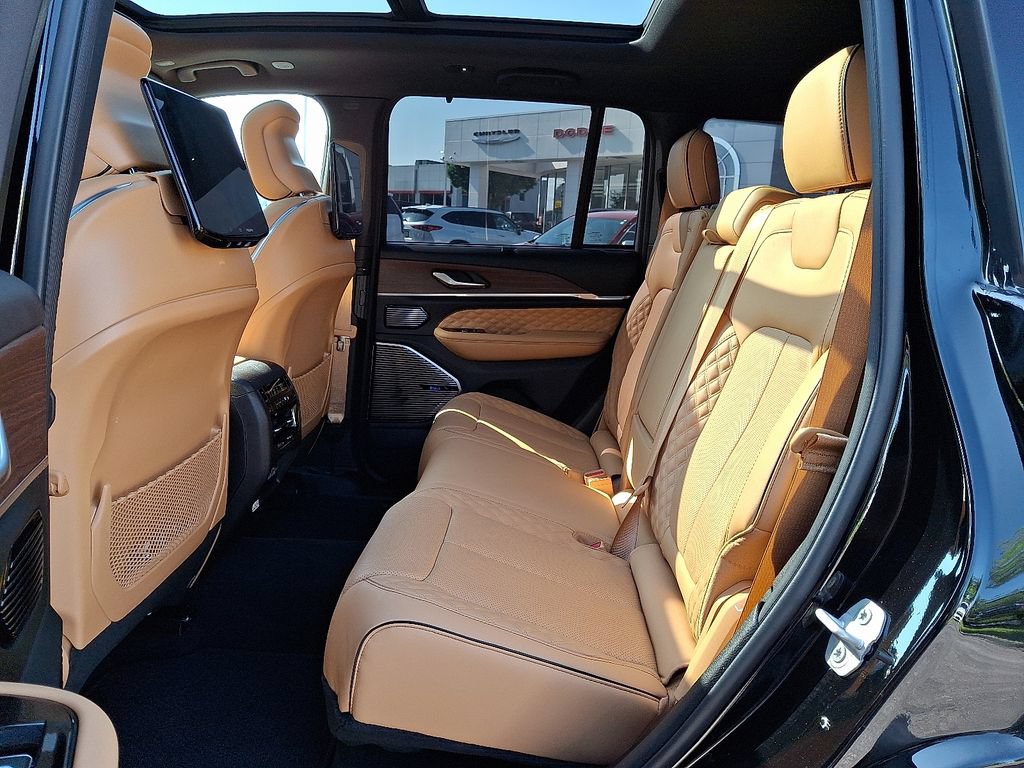 Used 2023 Jeep Grand Cherokee Summit w/ Advanced Protech Group IV AWD/4WD image 10