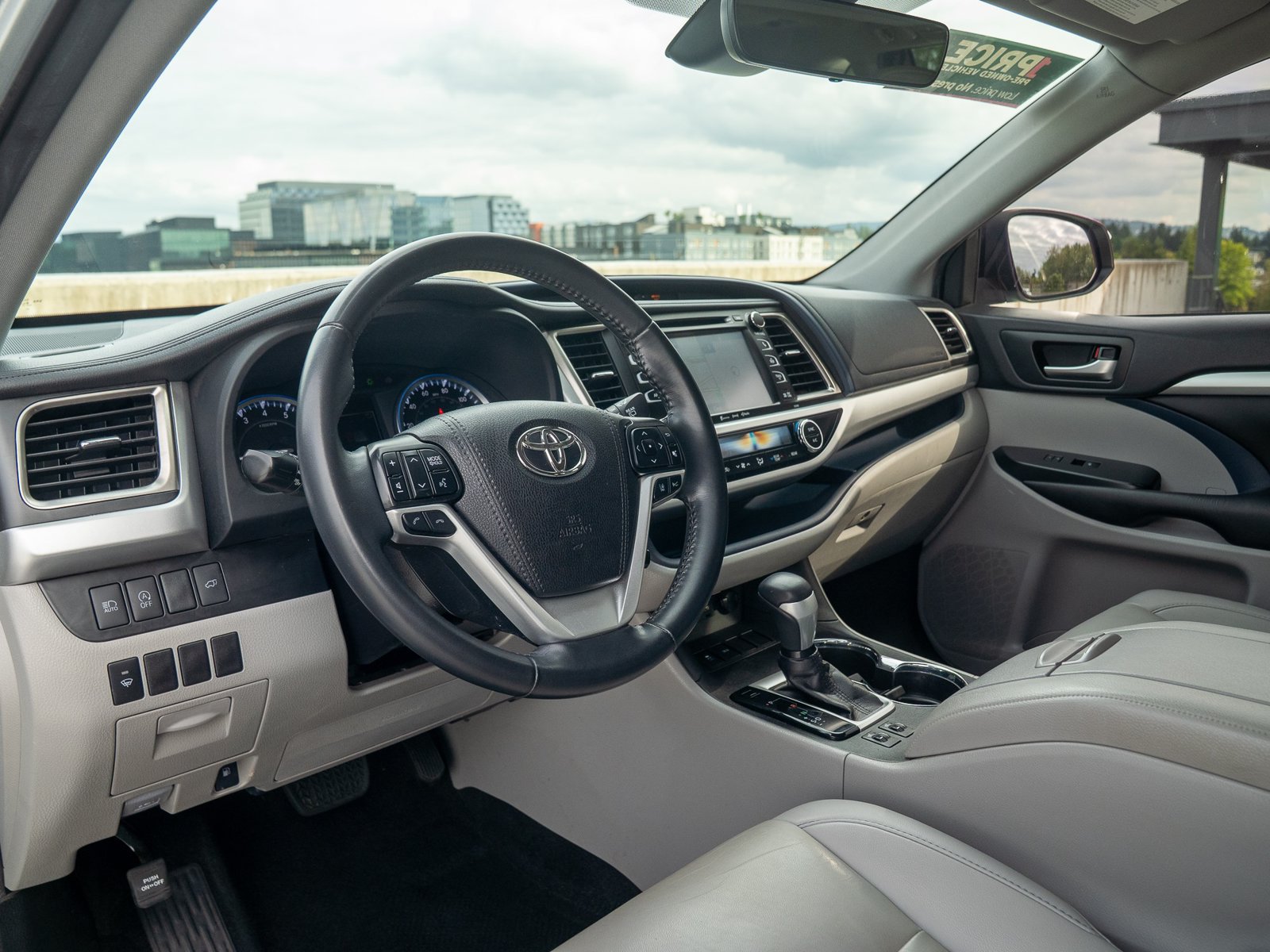 Used 2019 Toyota Highlander XLE FWD image 16