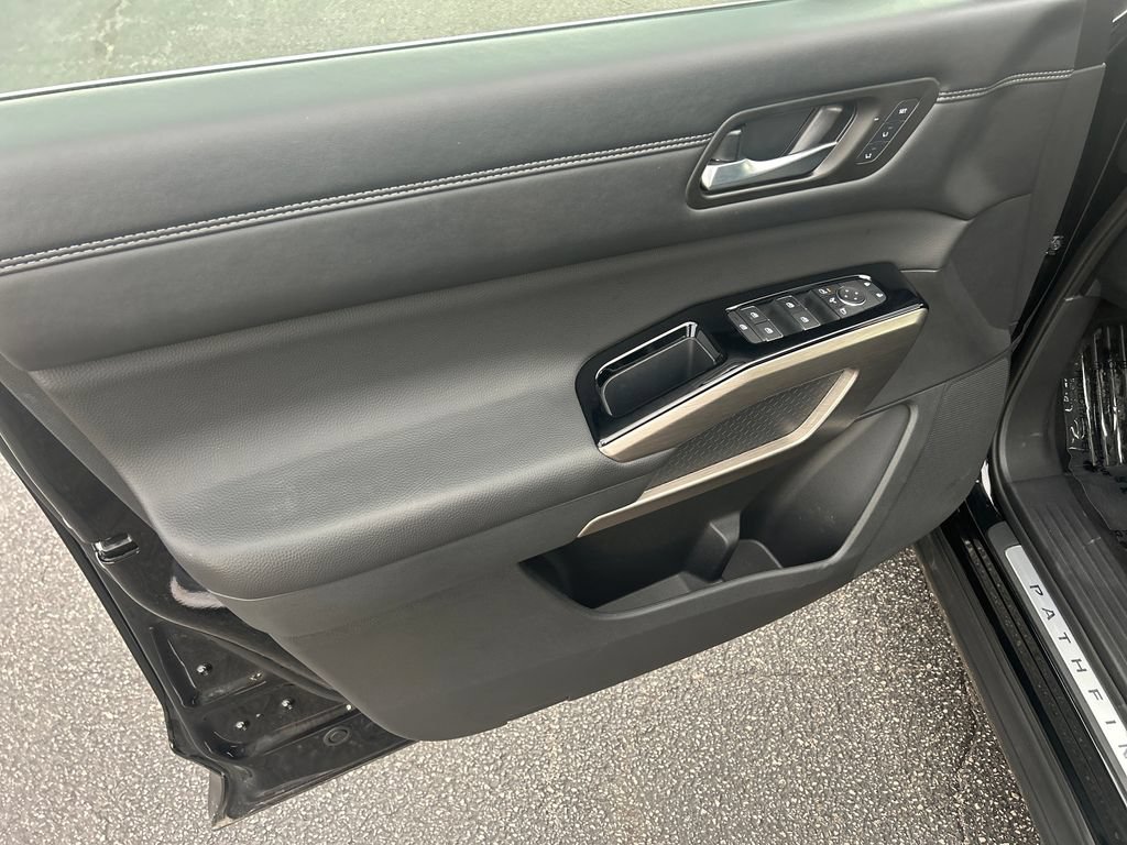 Used 2025 Nissan Pathfinder Platinum w/ Cargo Package FWD image 12