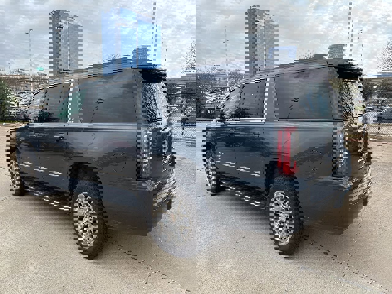 Used 2020 GMC Yukon XL SLT w/ Value Plus Edition image 3