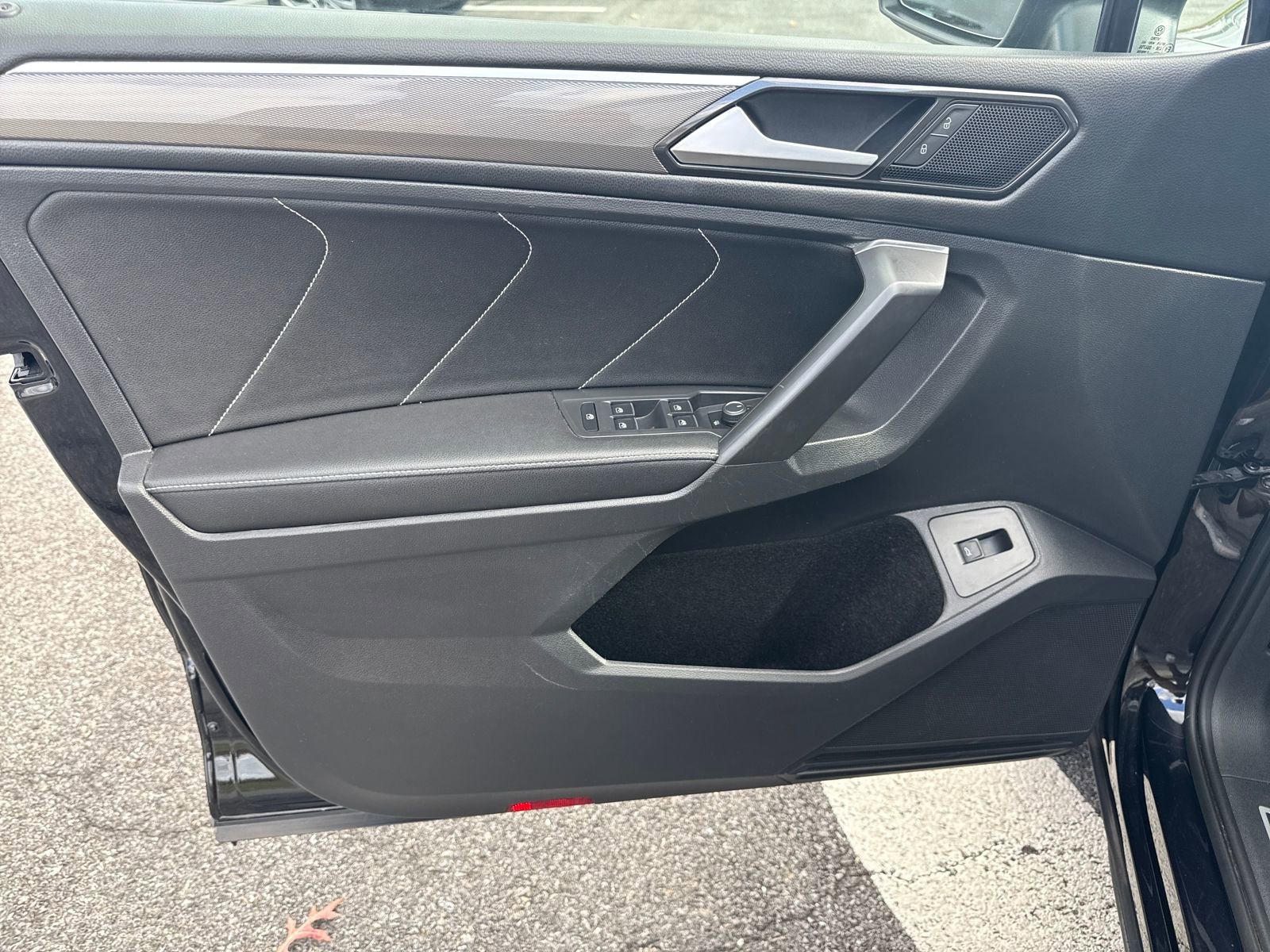 Certified 2022 Volkswagen Tiguan SE R-Line image 11