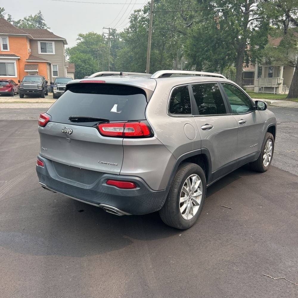 Used 2016 Jeep Cherokee Limited AWD/4WD image 3