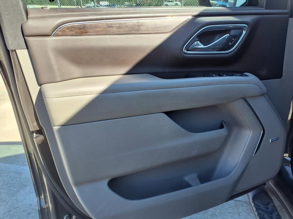 Used 2021 Chevrolet Suburban Z71 w/ Luxury Package image 15
