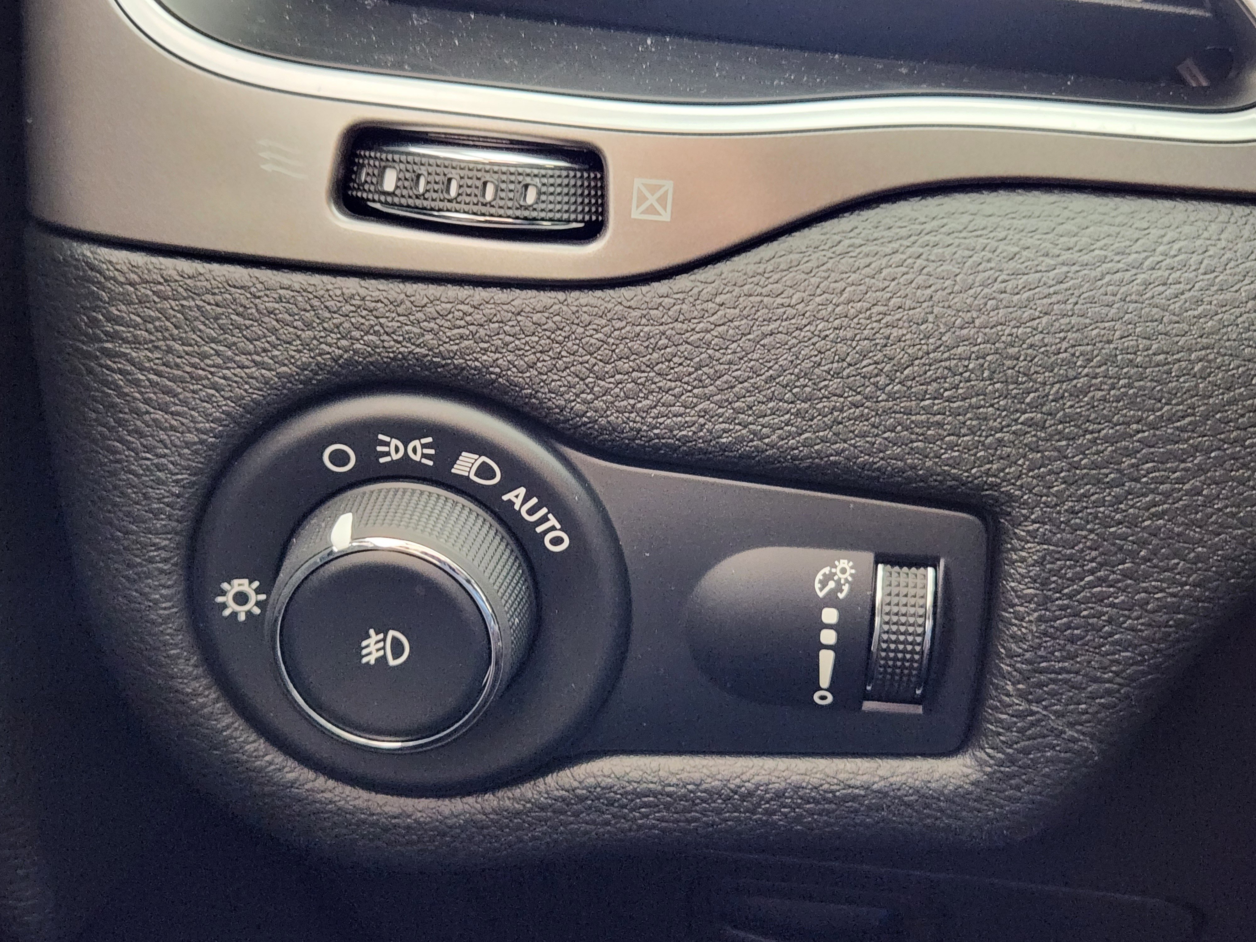 Used 2019 Jeep Cherokee Latitude w/ Popular Appearance Group FWD image 27
