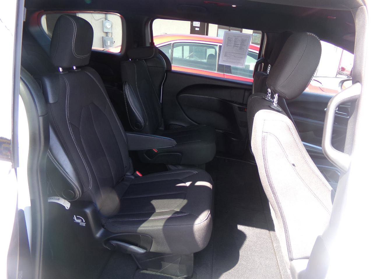 Used 2023 Chrysler Pacifica Touring FWD image 47