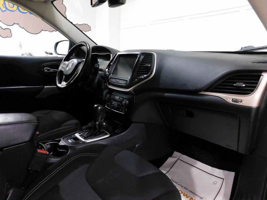 Used 2017 Jeep Cherokee Latitude w/ Comfort & Convenience Group AWD/4WD image 91