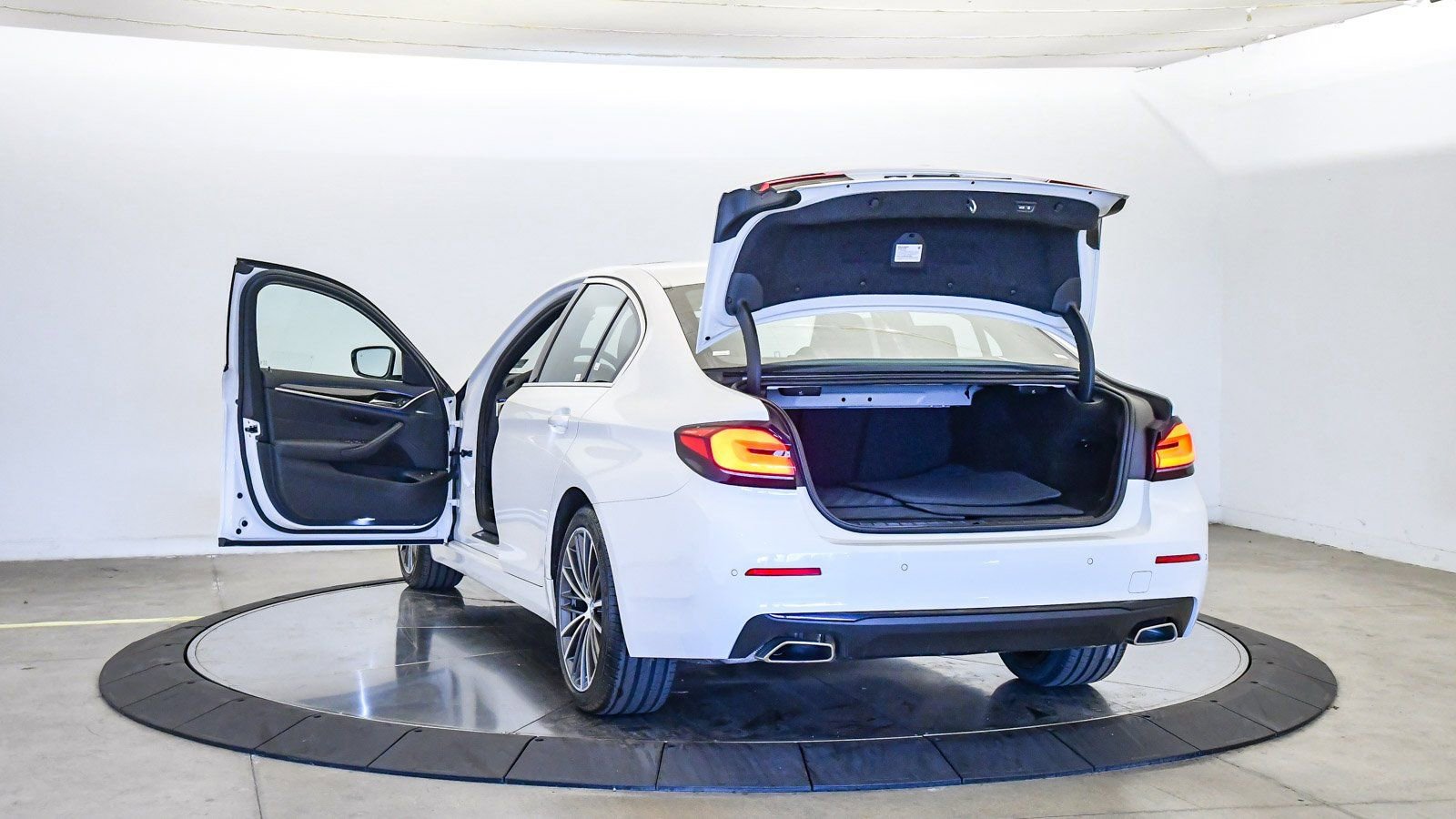 Certified 2023 BMW 530e w/ Convenience Package image 25