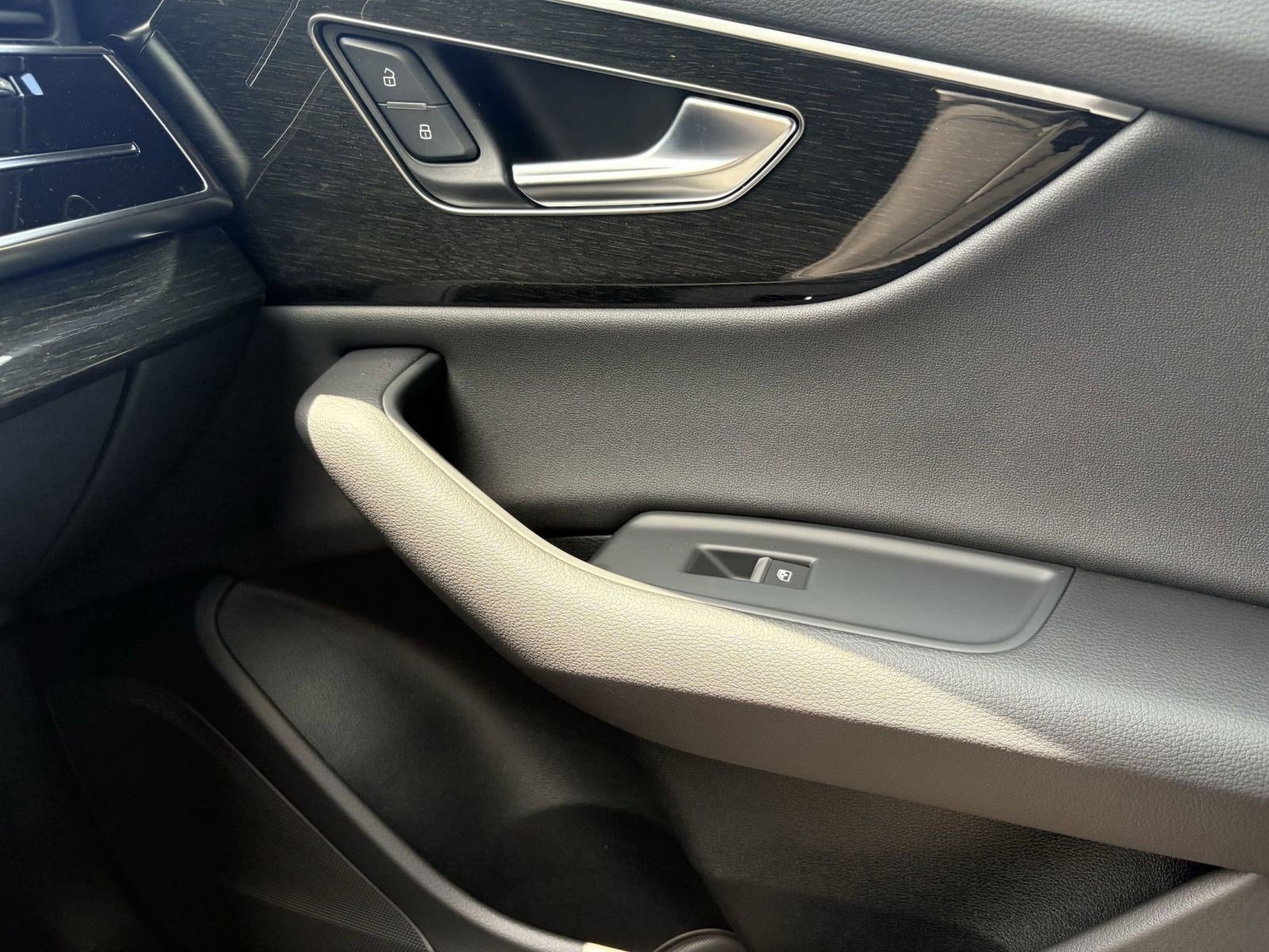 New 2025 Audi Q8 Premium image 25