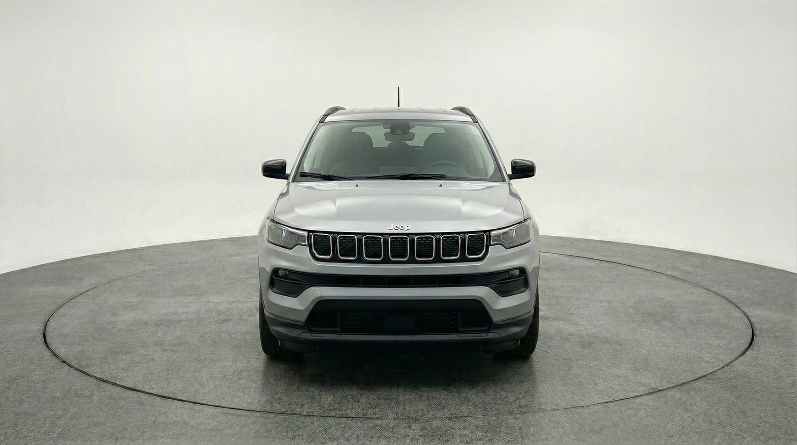 Used 2025 Jeep Compass Latitude AWD/4WD image 2