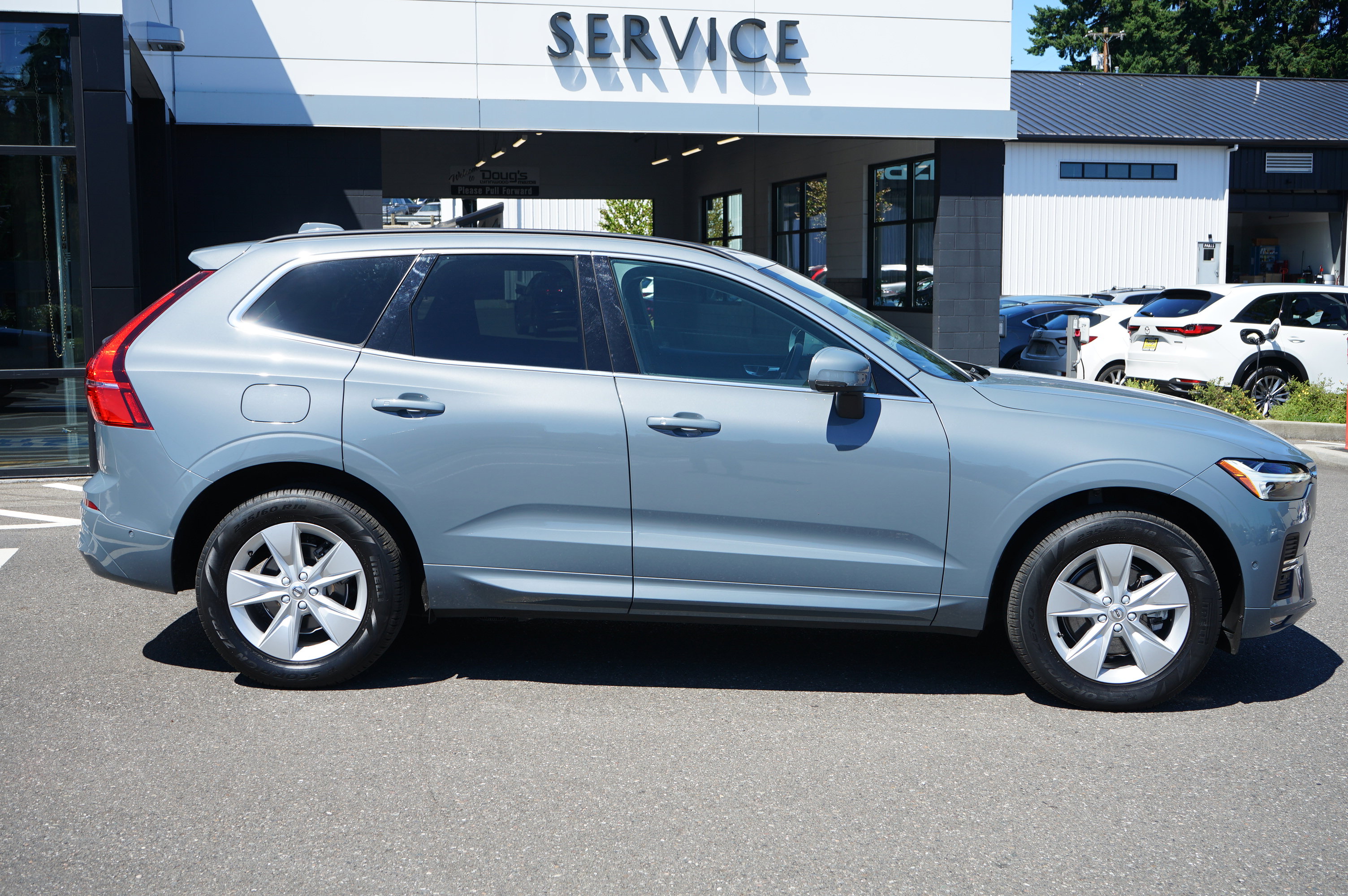 Used 2022 Volvo XC60 B5 Momentum image 3