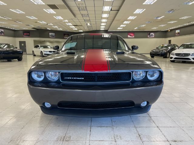 Used 2014 Dodge Challenger SXT RWD image 2