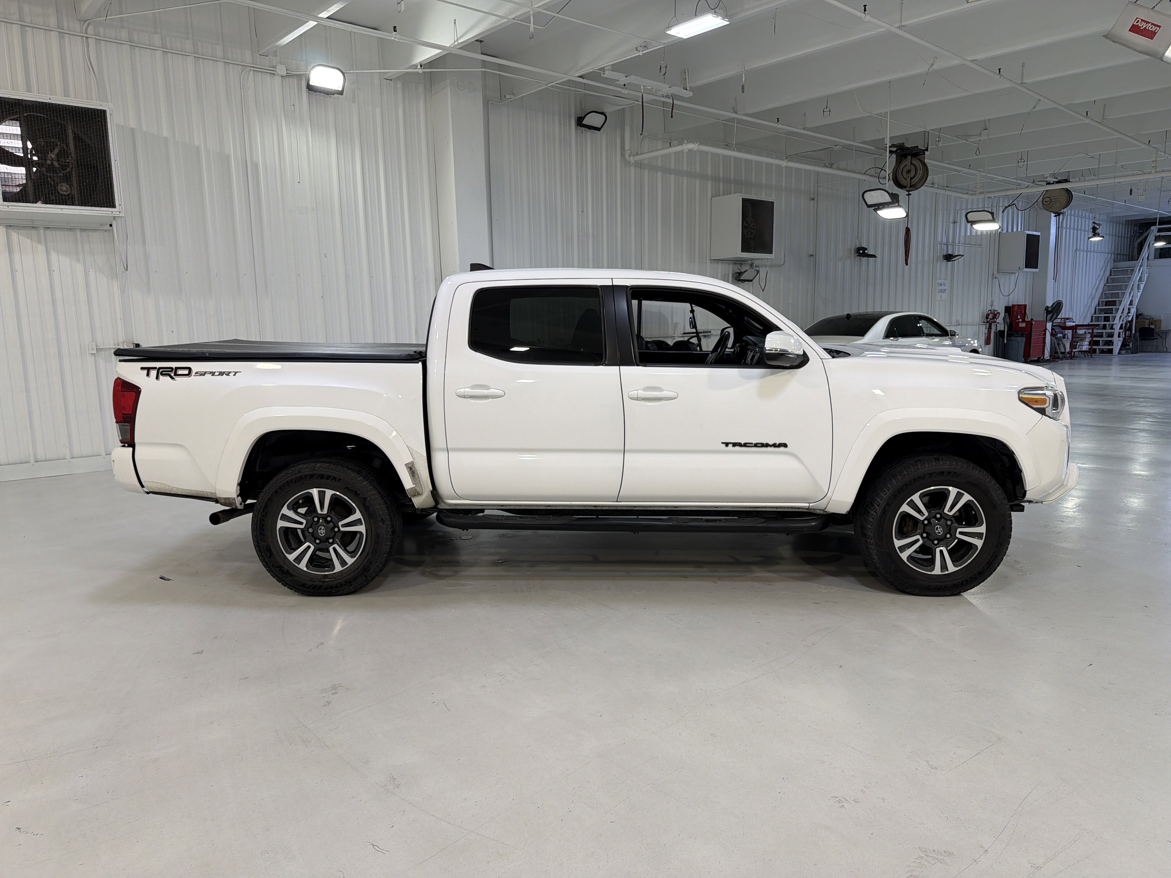 Used 2016 Toyota Tacoma TRD Sport w/ Towing Package image 6