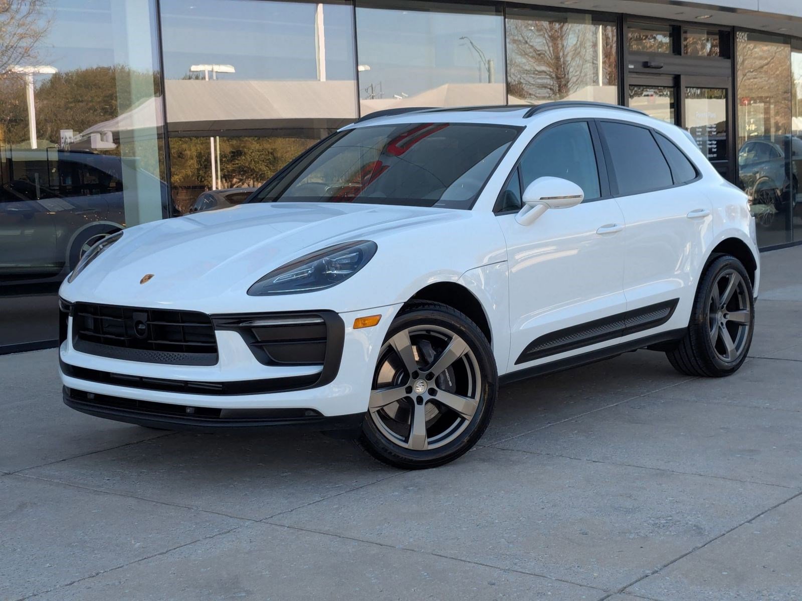Certified 2025 Porsche Macan image 1