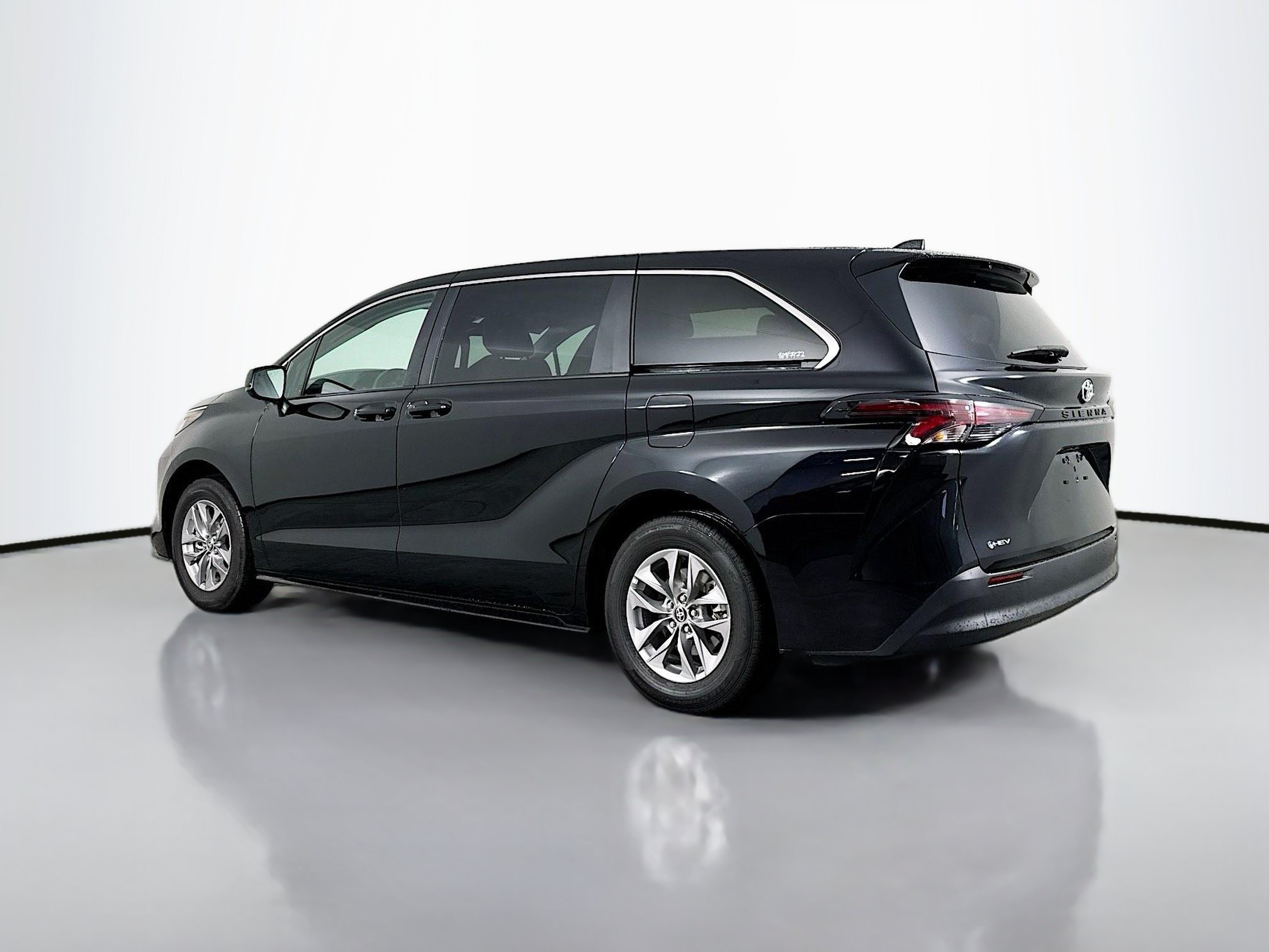 Certified 2026 Toyota Sienna LE FWD image 5