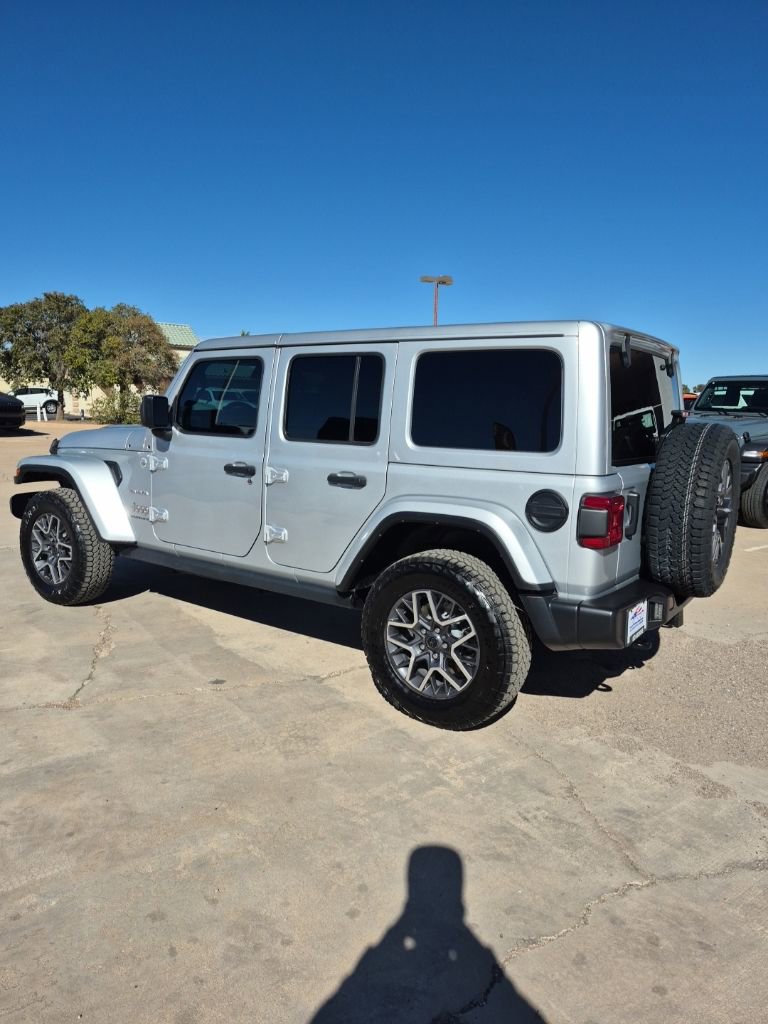 Used 2024 Jeep Wrangler Sahara w/ Technology Group image 7