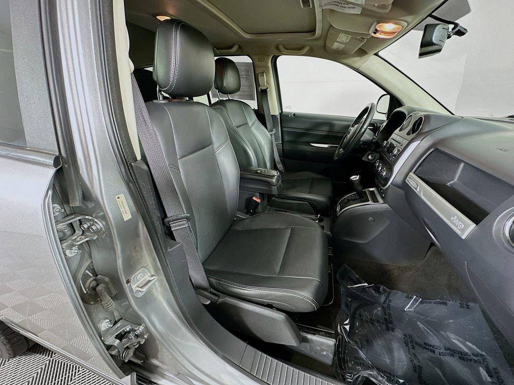 Used 2014 Jeep Compass Latitude FWD image 31