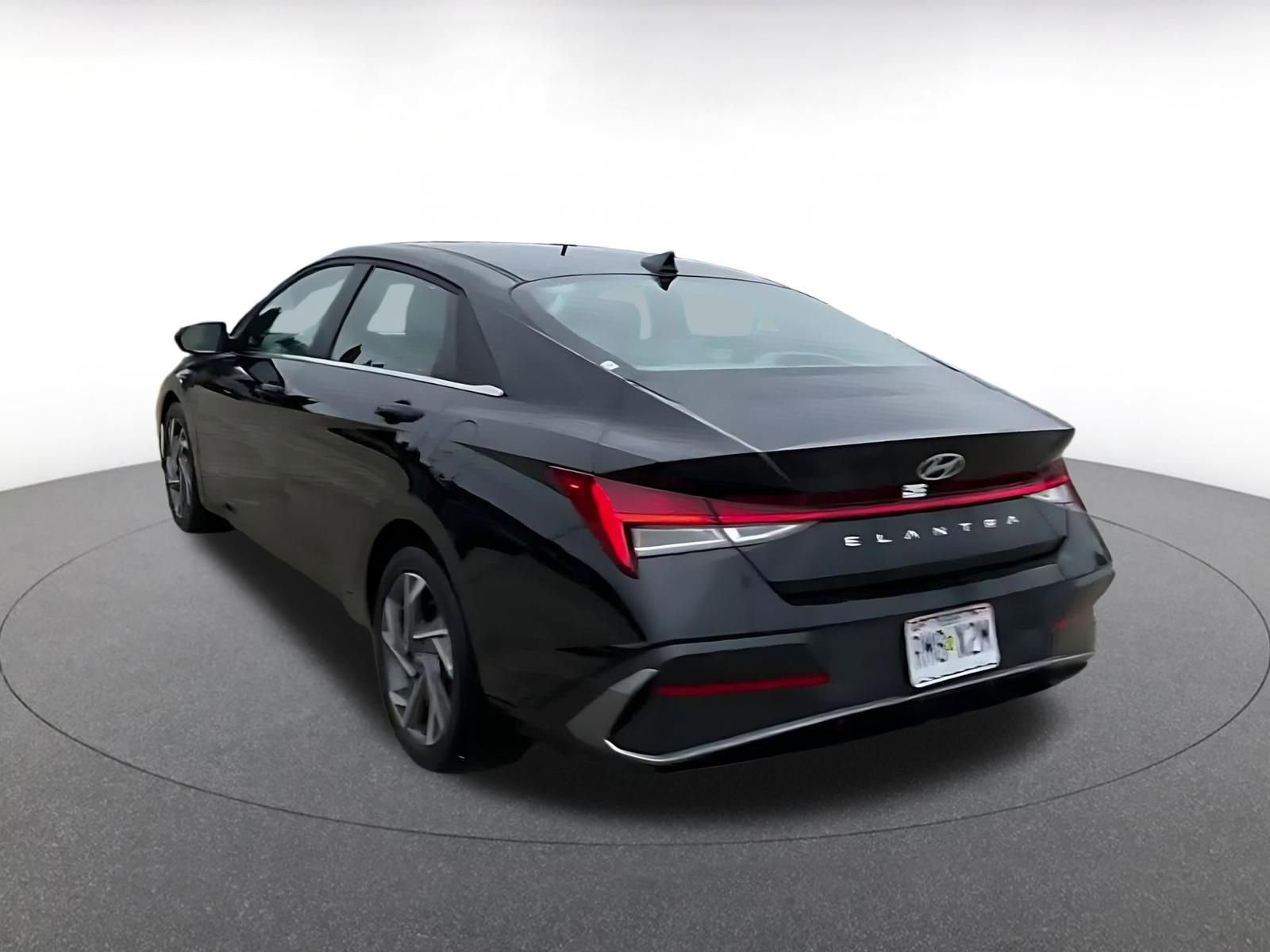 Used 2025 Hyundai Elantra SEL image 11