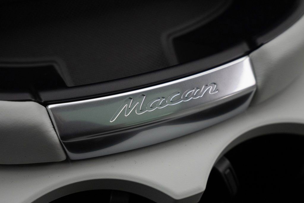 Certified 2023 Porsche Macan image 27