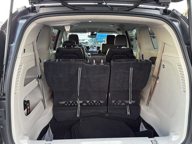 Used 2023 Chrysler Pacifica Touring-L image 12
