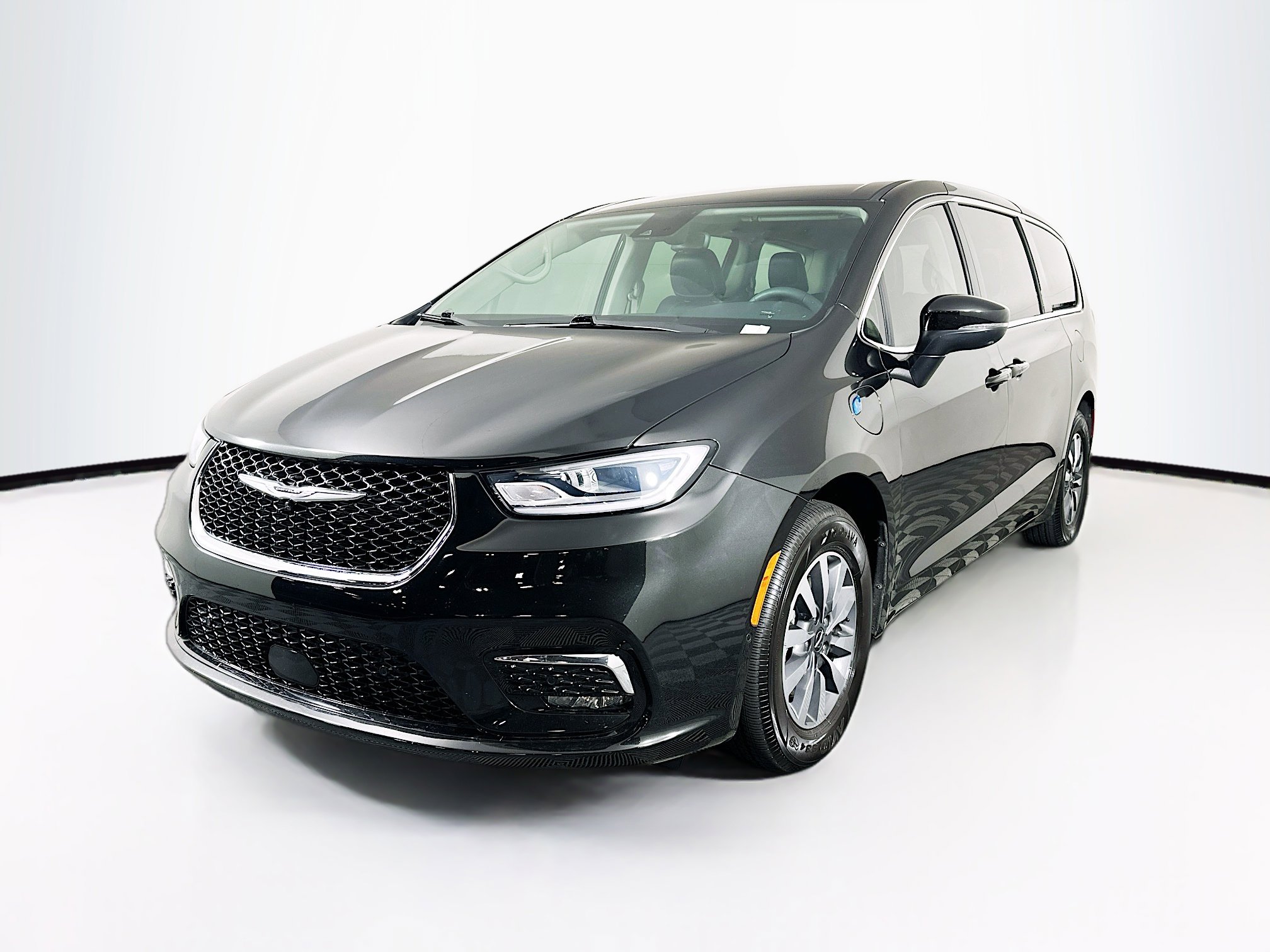 Used 2023 Chrysler Pacifica Touring-L FWD image 3