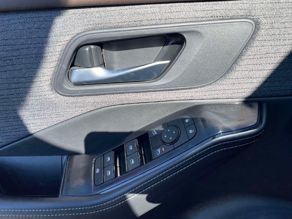 Used 2023 Nissan Rogue SV AWD/4WD image 19