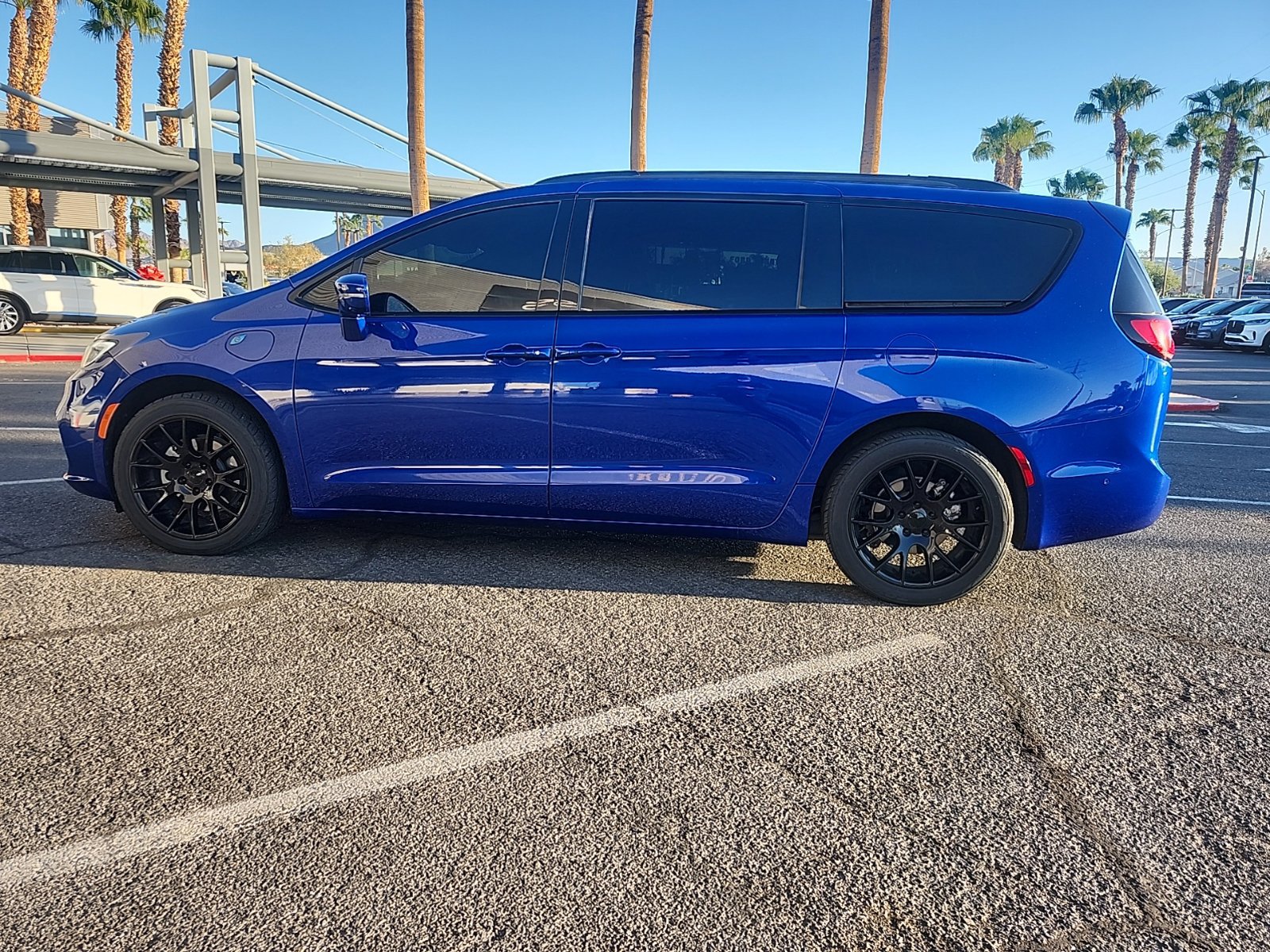 Used 2021 Chrysler Pacifica Limited w/ Uconnect Theater Family Group FWD image 6