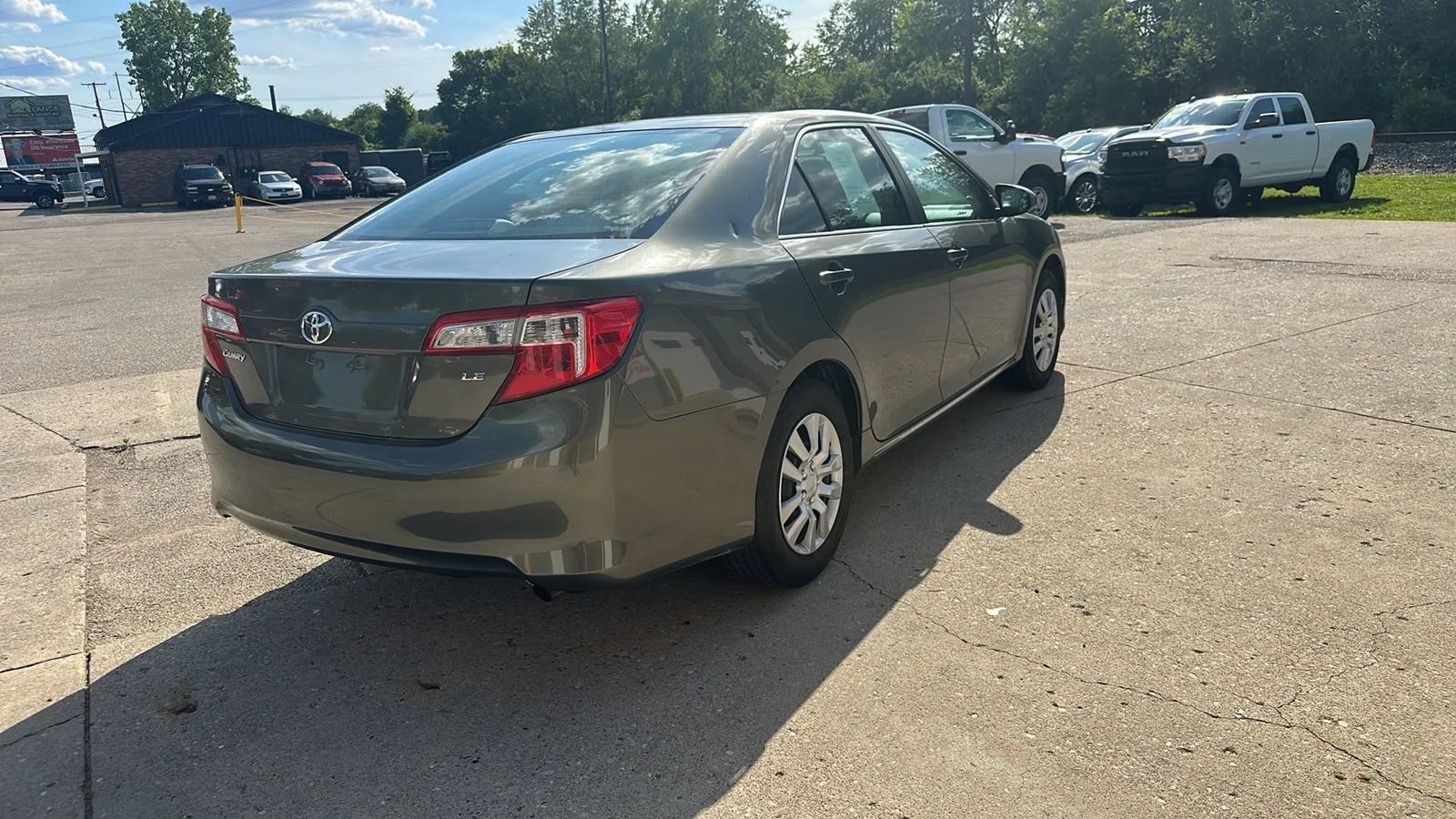 Used 2014 Toyota Camry LE FWD image 5