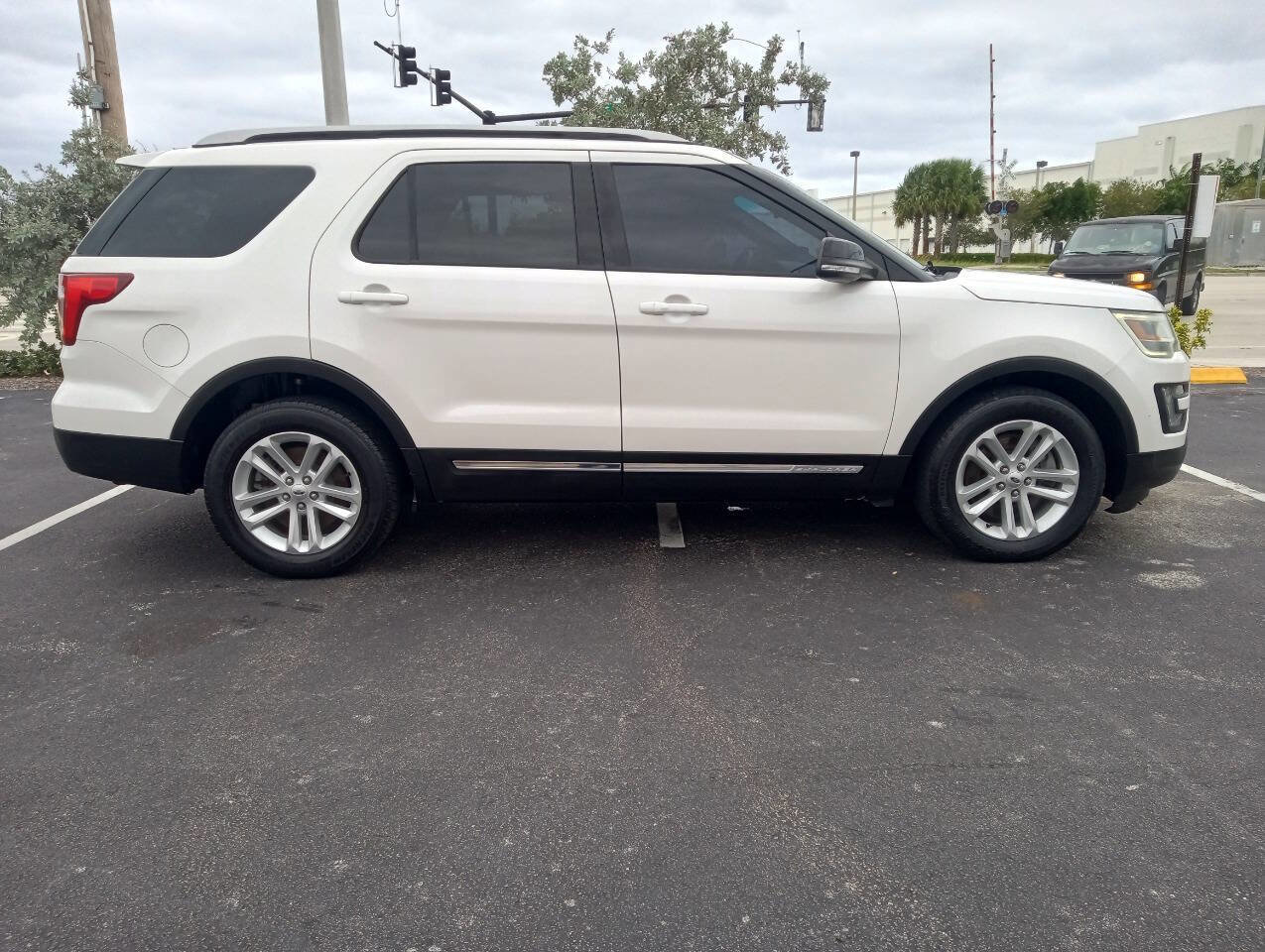 Used 2016 Ford Explorer XLT w/ Equipment Group 202A FWD image 4