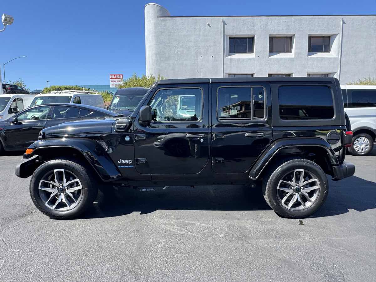 Used 2024 Jeep Wrangler Unlimited w/ Convenience Group AWD/4WD image 9