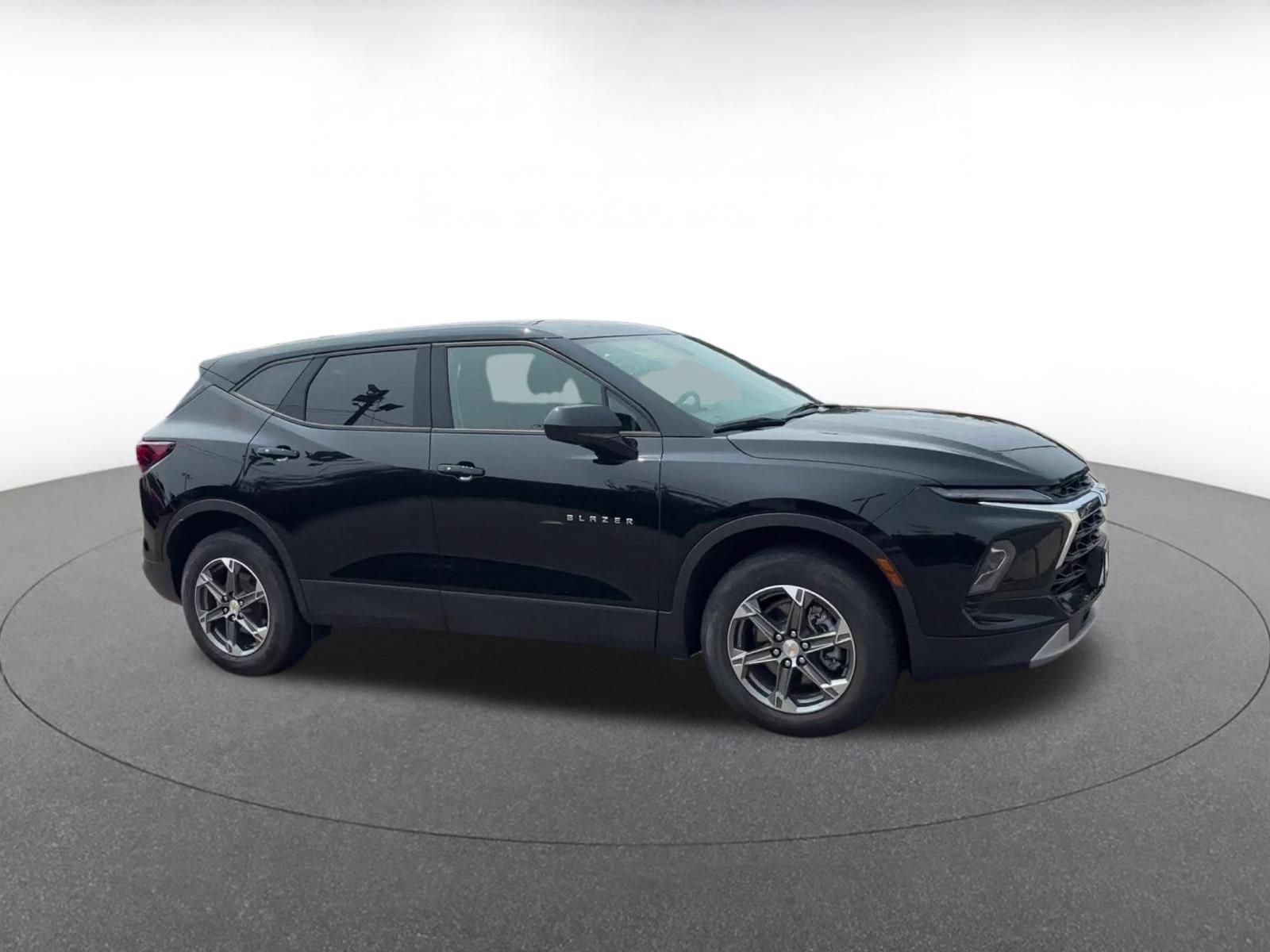 Used 2025 Chevrolet Blazer LT FWD image 2