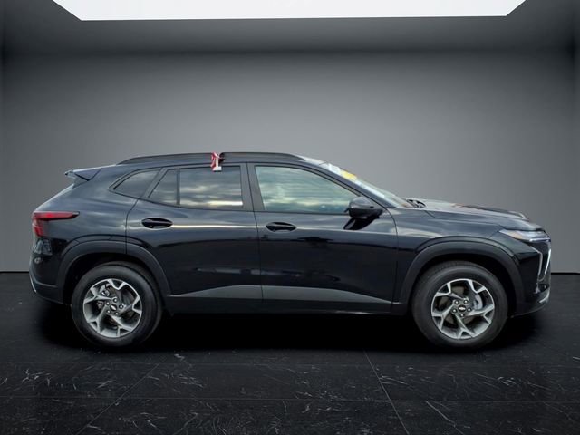 Used 2025 Chevrolet Trax LT FWD image 2