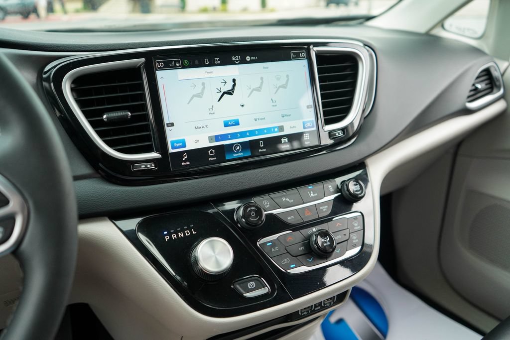 Used 2024 Chrysler Pacifica Touring-L FWD image 7