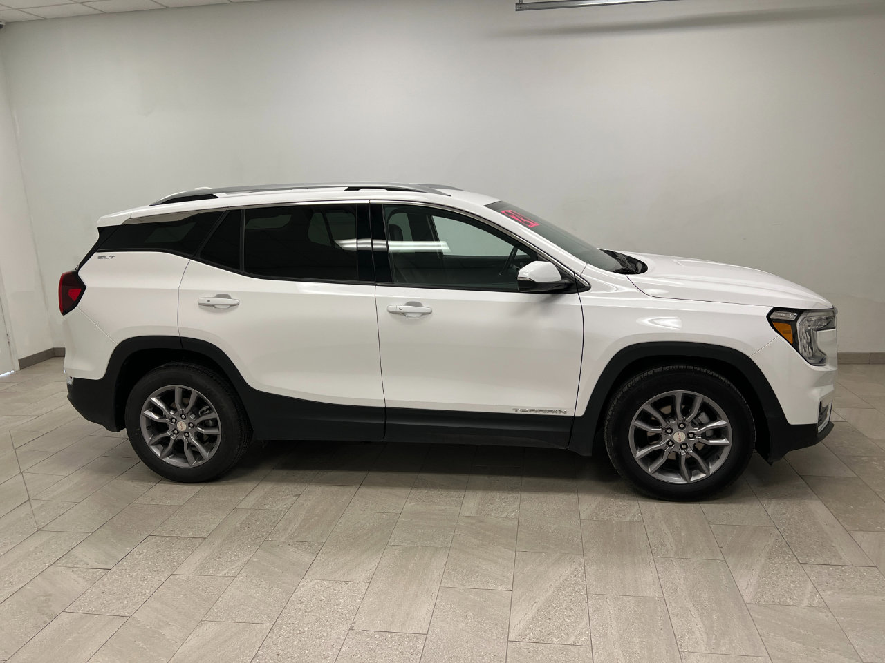 Used 2024 GMC Terrain SLT image 13