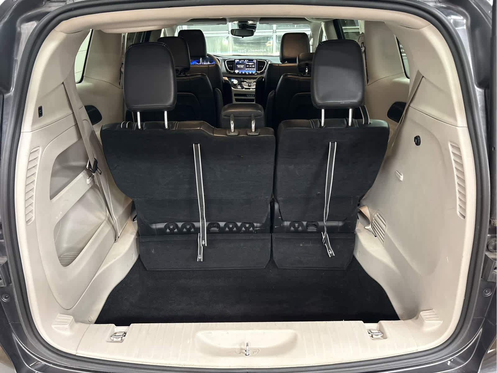 Used 2023 Chrysler Pacifica Touring-L image 28