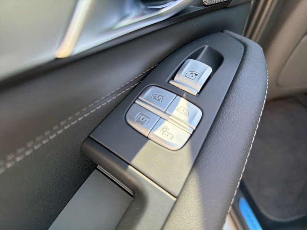 Used 2025 BMW X7 xDrive40i w/ M Sport Package image 18