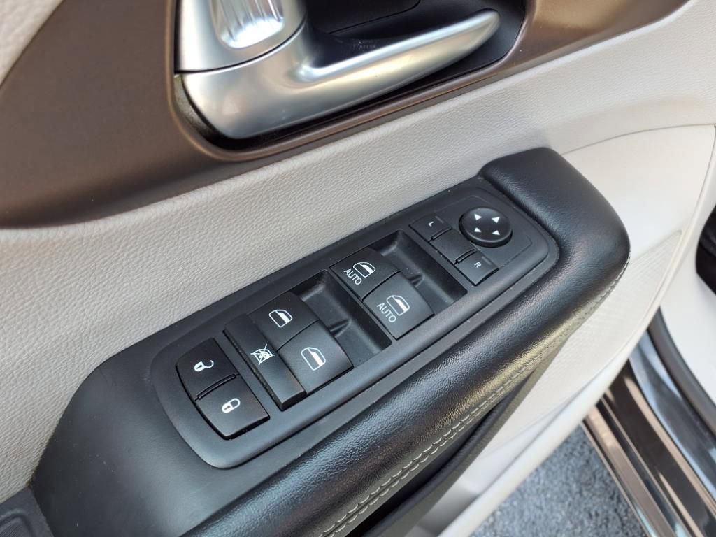 Used 2020 Chrysler Voyager LX image 12