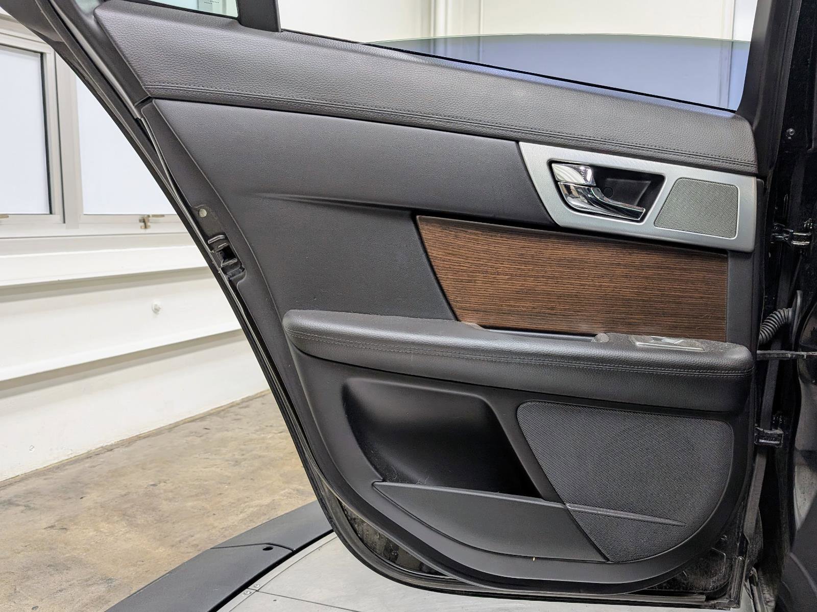 Used 2014 Jaguar XF 3.0 image 15