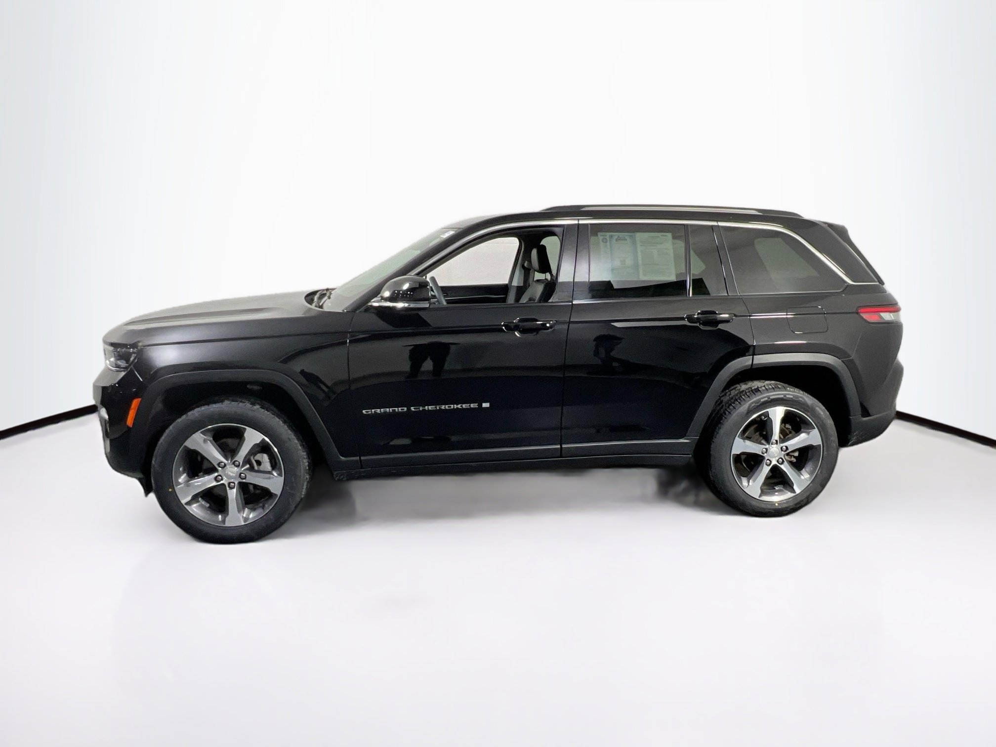 Used 2023 Jeep Grand Cherokee Limited AWD/4WD image 8