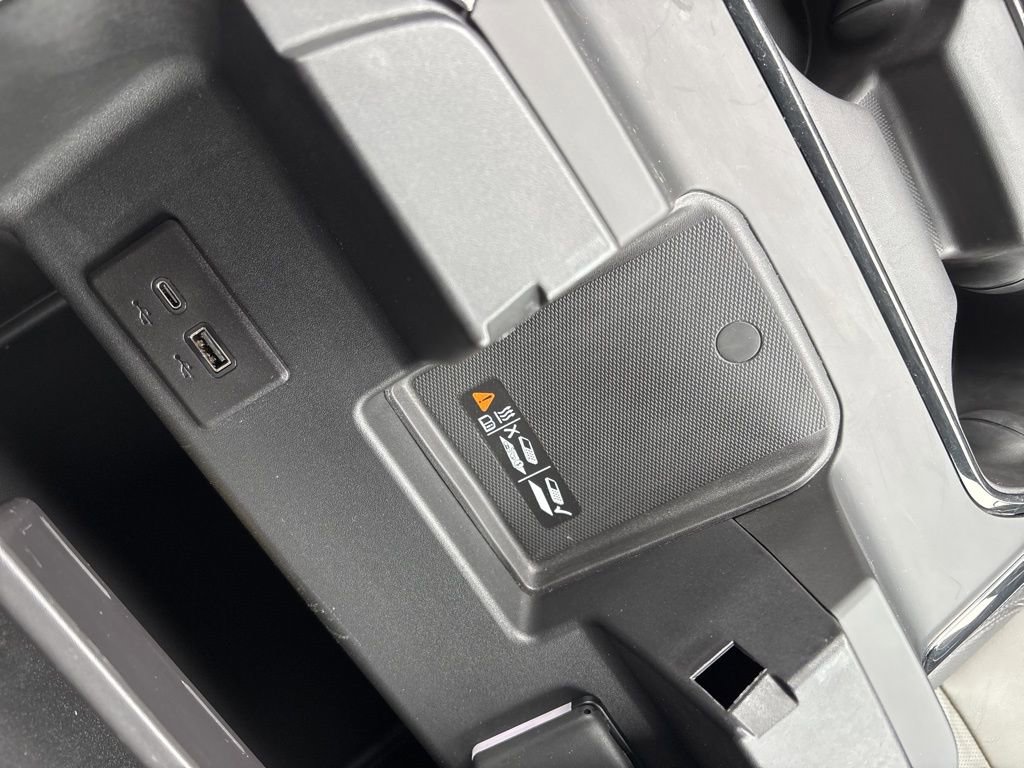 Used 2024 Chevrolet Silverado 2500 ZR2 w/ Technology Package image 39