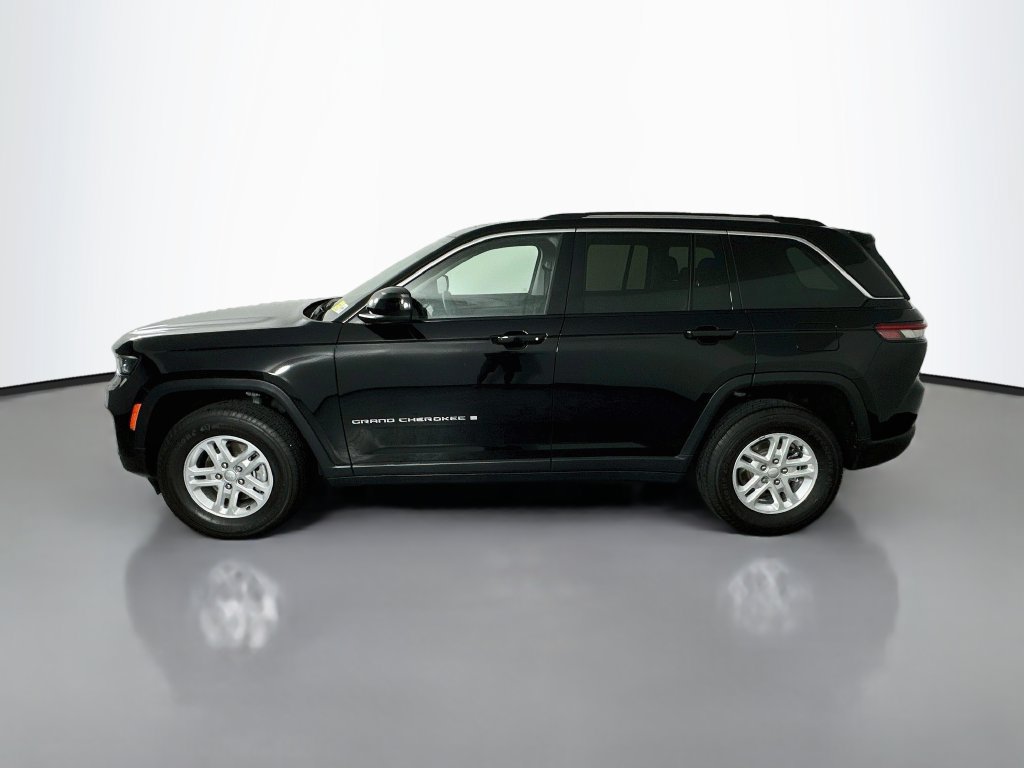 Used 2023 Jeep Grand Cherokee Laredo w/ Trailer Tow Prep Group (B) AWD/4WD image 4