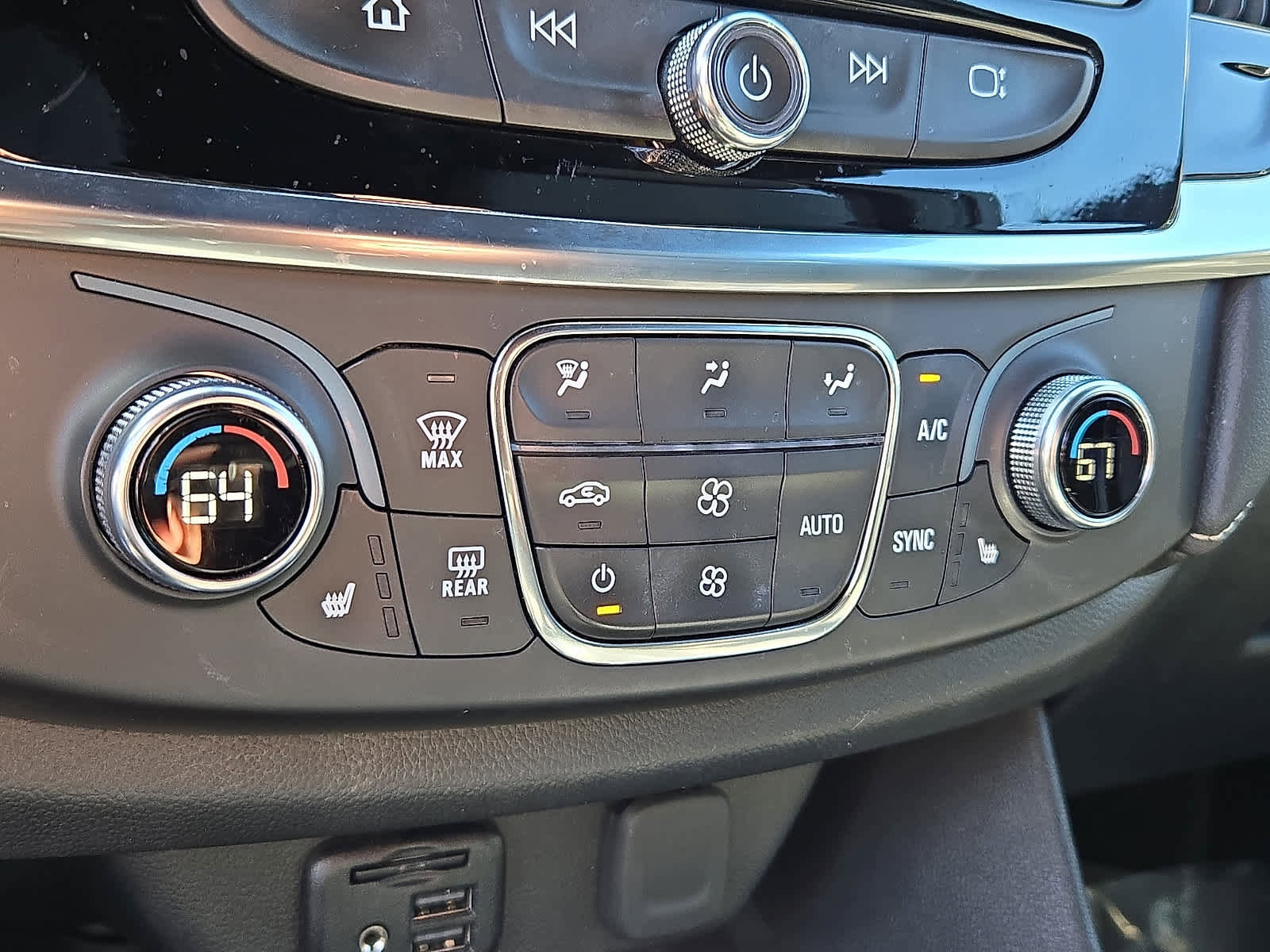 Used 2023 Chevrolet Traverse LT w/ LT Premium Package image 16